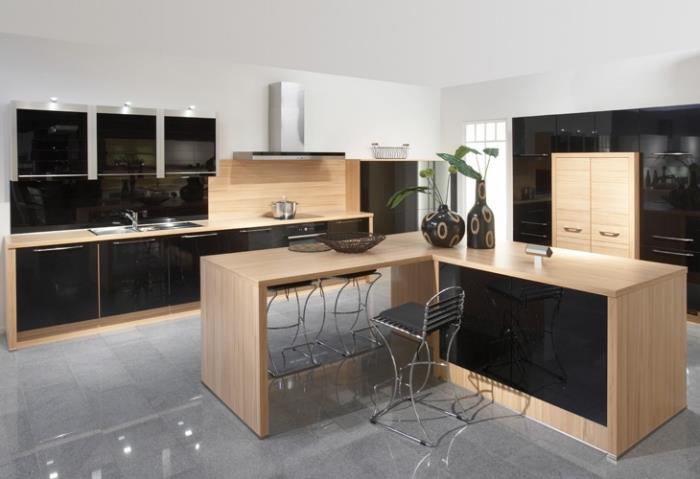 baltos virtuvės išdėstymas su juodomis savaime užsidarančiomis spintelėmis, įrengtos virtuvės su centrine medine sala