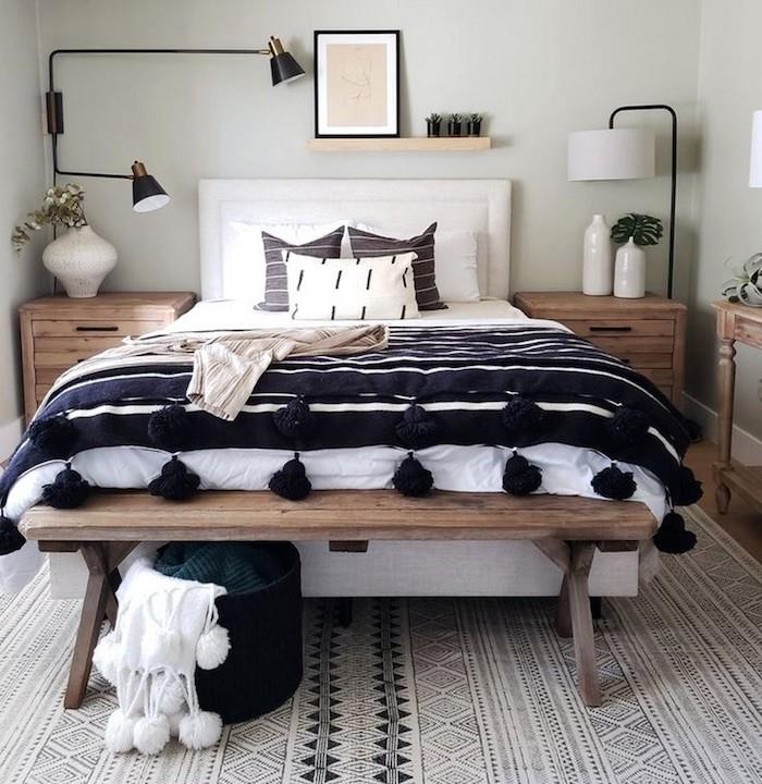 Lesena črno -bela spalnica, kako okrasiti sivo spalnico, temno modra in bela in siva odeja