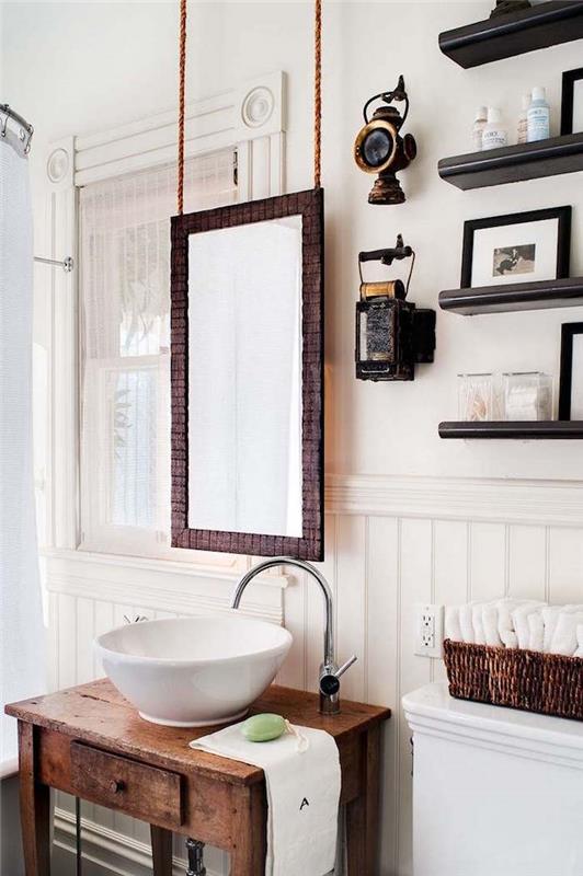 ideja za retro dekoracijo kopalnice skandinavski vintage slog s starim kmečkim lesenim pohištvom in umivalnikom ter visečim lesenim ogledalom
