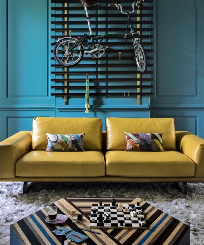 oturma odasına enerji vermek ve ona şık bir vintage görünüm vermek için hardal sarısı deri kanepe ile ilişkili petrol mavisi boya