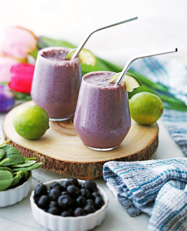 kaj je zdrav smoothie, ideja za zdrav zajtrk slasten smoothie z borovnicami, jogurtom in limetinim sokom