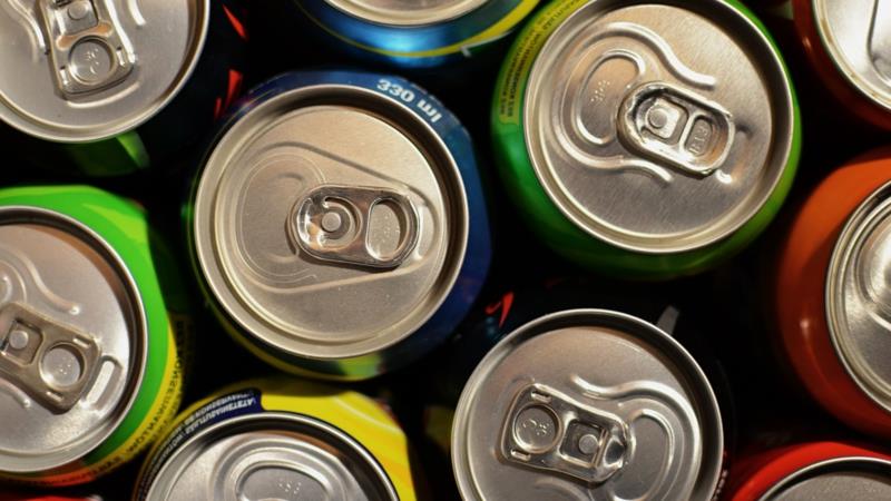 naminis energetinis gėrimas iš kelių skardinių įvairiaspalvių gėrimų