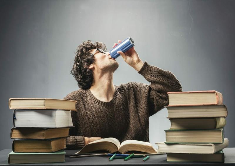 namų energetinis gėrimas studentas, geriantis energetinį gėrimą