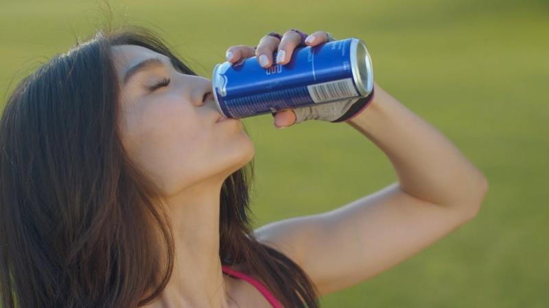 naminis energetinis gėrimas mergina geria energetinį gėrimą