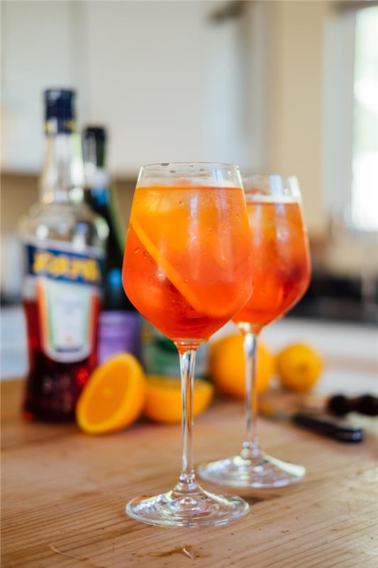 Italijanska aperol sestava pijače bouteuille kuhinjska lesena plošča