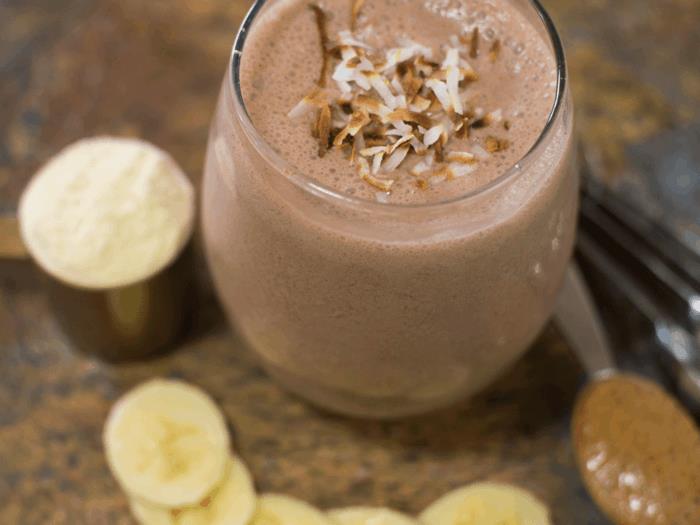 enostaven in okusen čokoladni bananin smoothie, preliv iz orehov