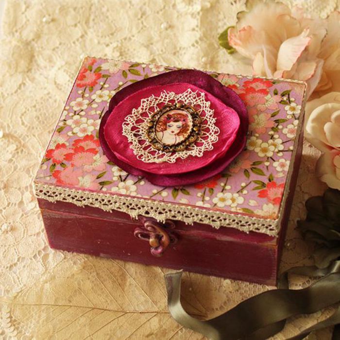 lesena-škatla za nakit-starinsko oblikovanje-lesena-škatla za nakit