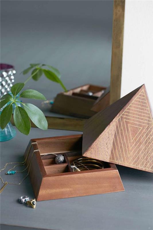 lesena-škatla za nakit-piramidalna-škatla za nakit