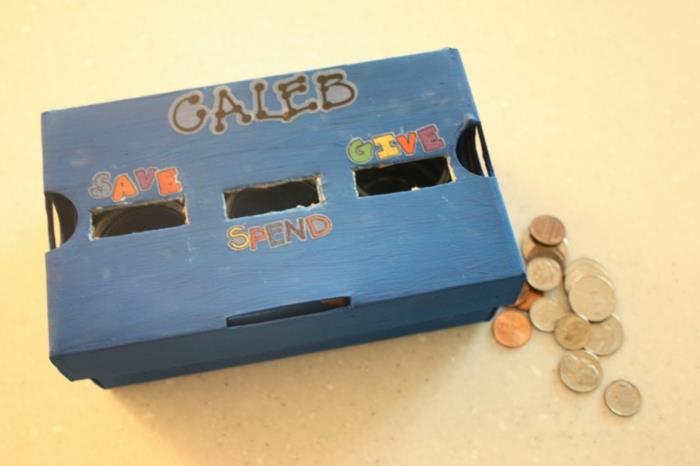 škatla za čevlje prebarvana v modro in okrašena s tremi predelki, da prihranite denar, porabite in podarite, kako narediti prašičjo banko