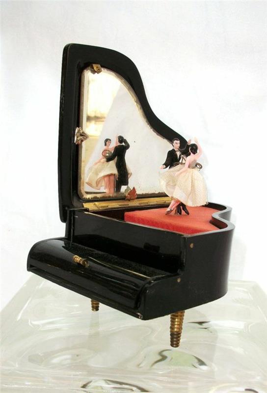 baby-music-box-glasbena-nakit-box-glasbena-nakit-box-klavir-ples-vintage