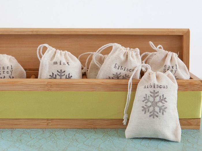 Uzun bir tahta kutuda saklanan farklı çaylarla özelleştirilmiş çay poşetleri, erkek arkadaş hediyesi