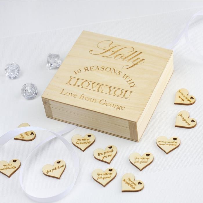 kakšno romantično darilo za 14. februar, model iz lesene škatle z ljubezenskimi sporočili in gravuro ljubim te