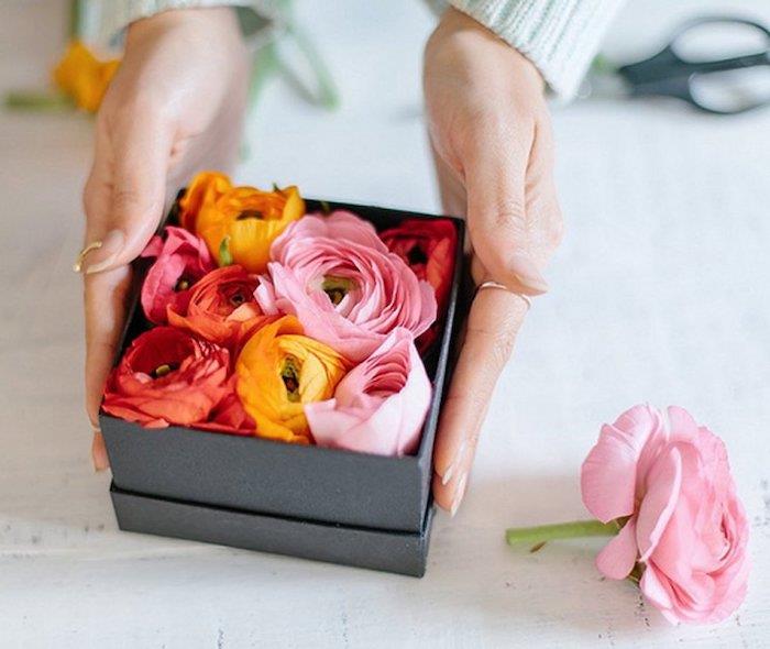 dovanų dėžutė, užpildyta gėlių žiedlapiais, elegantiška ir gėlių rankų darbo močiutės dienos dovana