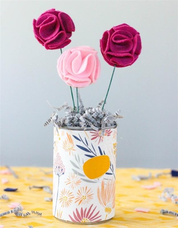 bahar el etkinliği, keçe gül yapımı fikri, kırmızı ve pembe renk, vazo olarak çiçek desenli renkli kumaşla süslenmiş teneke kutu