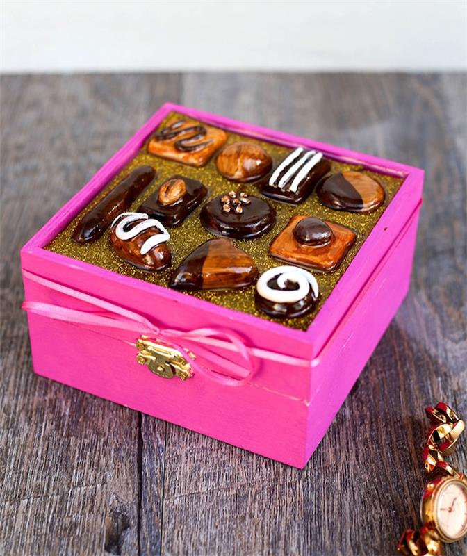 medinė saldainių dėžutė, perdažyta fuksijos spalva ir saldainiai viduje, gurmaniška ir originali dovanos idėja merginai