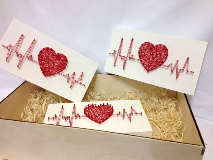 dovanų pakavimo idėja šviesaus medžio dėžutėje, rankų darbo dėžutės modelis iš balto kartono ir raudonos spalvos siūlelio širdies formos