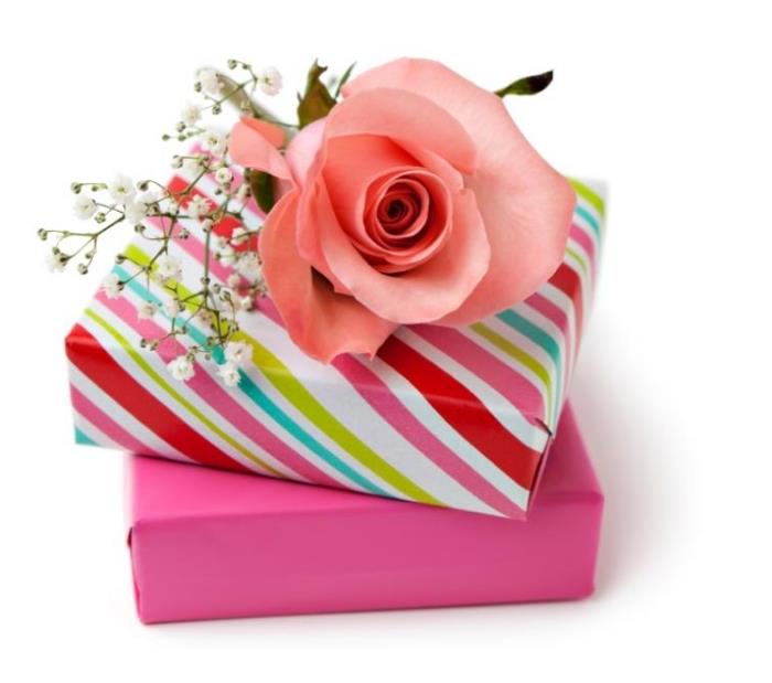 škatla z darilom presenečenja, zavita v barvni papir in majhen šopek vrtnic za praznovanje babičinega dne