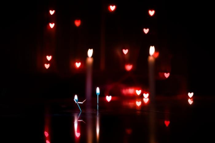 Şirin bokeh tarzı resim, aşık bir çifti temsil eden iki vuruş, kalplerinde ateş, romantik fotoğraf, romantik resim koleksiyonu resimleri