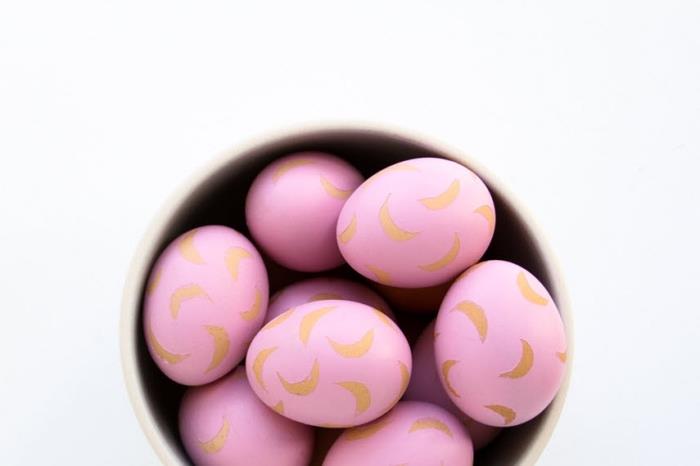 rožinės ir auksinės spalvos velykinių kiaušinių dekoravimo pavyzdys, dažytų baltų lukštų kiaušinių modeliai