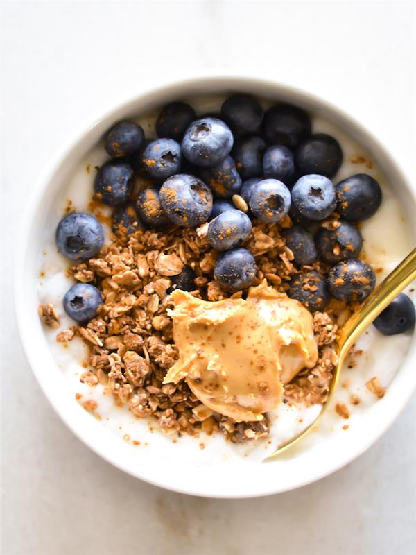 liekninantys pusryčiai, jogurtinė košė, museli, granola, cinamonas, mėlynės ir migdolų sviestas