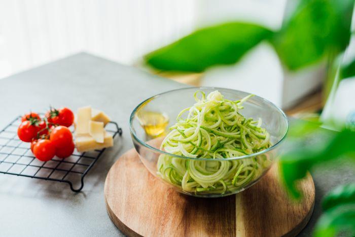 zelenjavni špageti z rezalnikom za špagete, naredite sami, enostaven in hiter recept za lahek večerni obrok