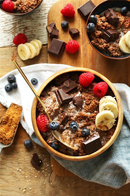 subalansuotų ir gurmaniškų pusryčių idėja, paguodos košės receptas su chia sėklomis, juodu šokoladu, raudonais vaisiais ir bananu