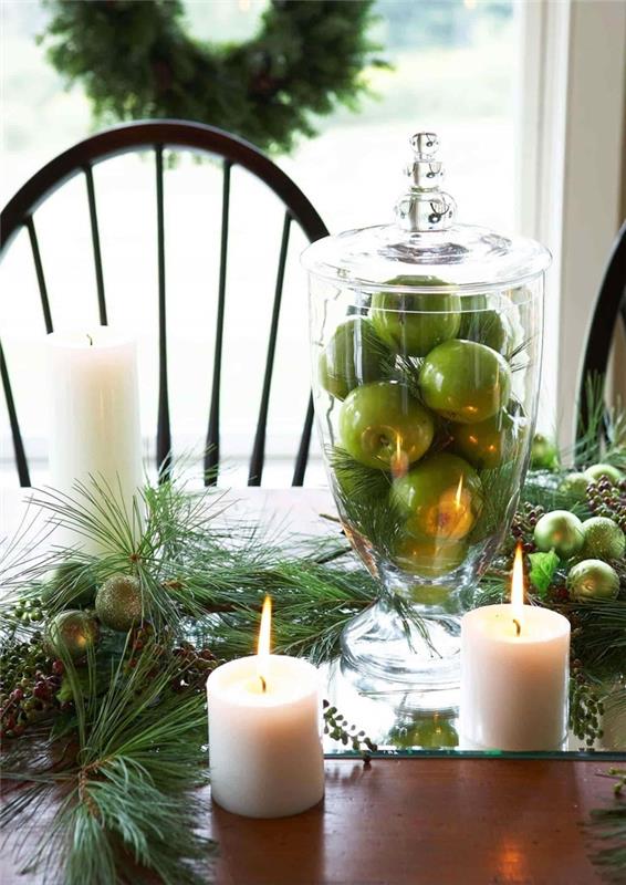meyve kasesi yeşil elmalar noel masası doğa dekorasyon merkezinde beyaz mumlar köknar dalları