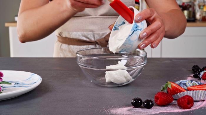 bela in modra marmorna skleda kuhinjska plošča marmorna plošča recept lahka sladica rdeče jagode maline skyr skleda krema zdravi mafini