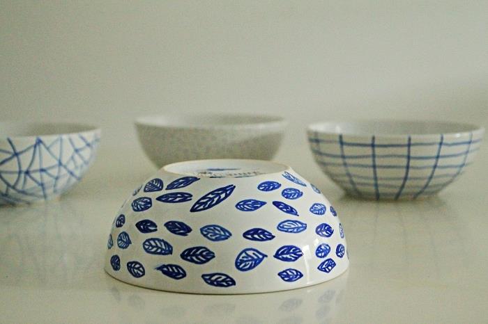 komplet posod, okrašenih s porcelanastim filcem, sklede z grafičnimi vzorci v modri barvi