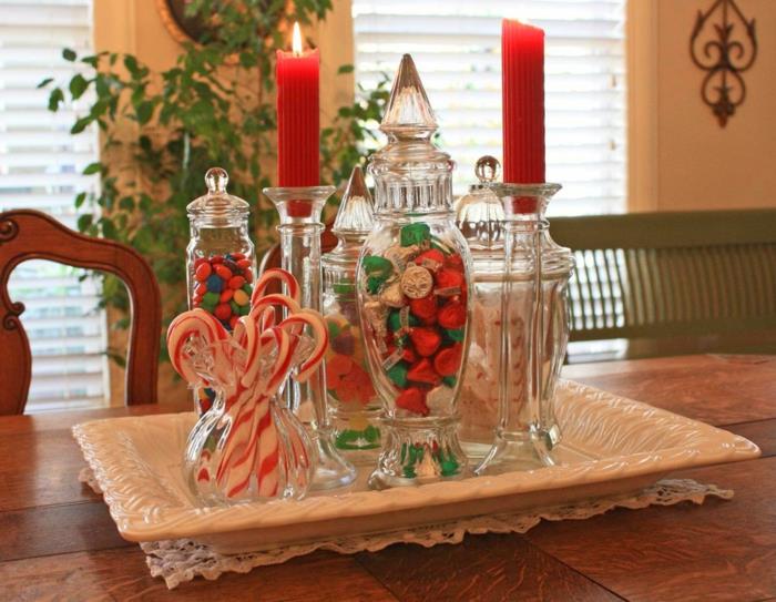 eski masa dekorasyonu, beyaz tepsi, kırmızı mumlar, lolipoplar, büyük şeker dolgulu şeker kutuları