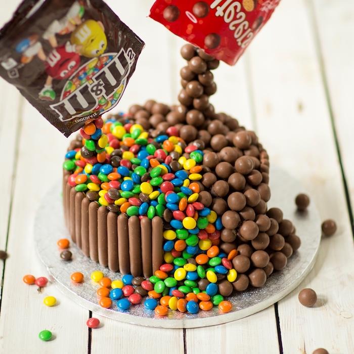 Tortas su šokoladiniu genoise pelėda gimtadienio torto recepto idėjos dekoravimas saldainiais