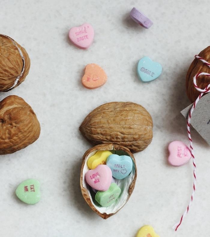 graikinių riešutų lukštai ištuštinti ir užpildyti spalvingais širdies formos saldainiais, originali Valentino dienos merginos dovanos idėja