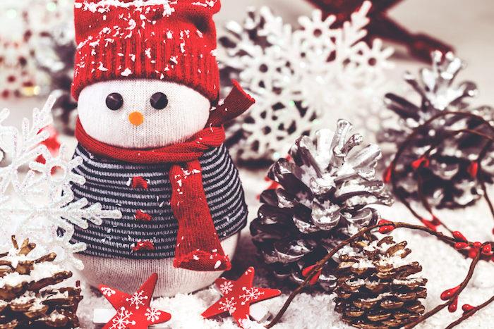 sniego senis baltomis kojinėmis su perdirbtu megztiniu ir šaliku bei raudona megzta skrybėlaite, Kalėdų ir dekoravimo rankinė veikla