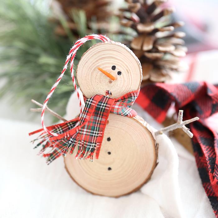 Kalėdinė rankinė veikla, medinis rąstinis sniego senis, surinktas su šaliku ir raudonos ir baltos vielos pakaba