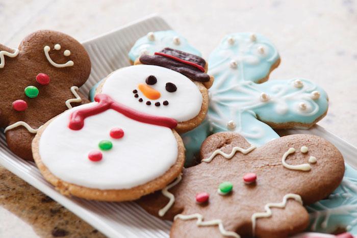 Zencefilli kurabiye adam, kardan adam ve şeker süslemeli kar matarasında orijinal Noel kurabiyesi, kraliyet ve çikolata sosu ve yenilebilir inciler