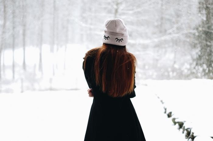 İndirmek için ücretsiz Noel görüntü fikri, bir kış manzarasının önünde sıcak kış giysileri giymiş genç bir kızın fotoğrafı