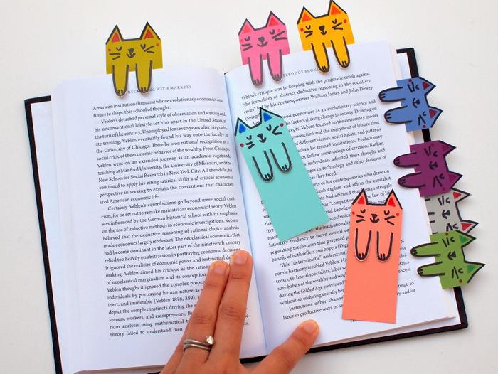 knygų dalikliai, pagaminti iš spalvoto popieriaus, ant jų nupiešti kačių veidai ir letenos, žaidimai prieš k mokymąsi
