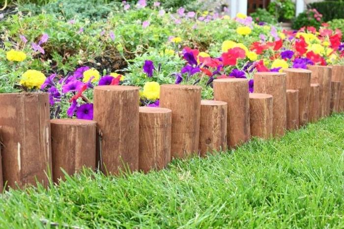 vrsta obdelanih lesenih hlodov za obrobo dela rož, ideje za dekor v kmečkem vrtu lesena obroba