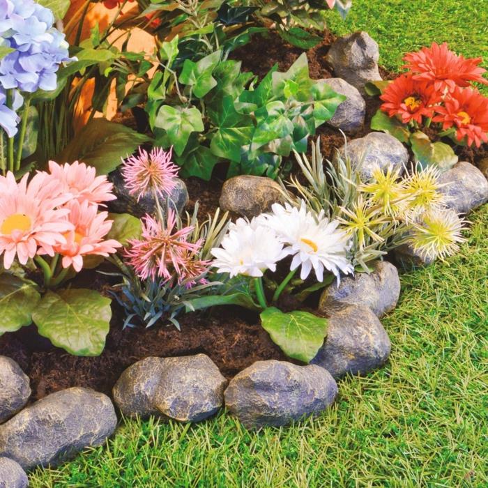 dekoratyviniai sodo akmenys, žolė, įvairių spalvų gėlės, maža gėlynas
