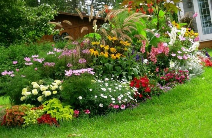 çeşitli renk ve boyutlarda çiçeklik, çim, rustik ev, bahçe düzenleme fikri
