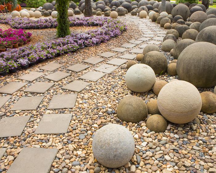 zunanja dekoracija, vrtnarska tehnika s kamenčki in kamni, pot vijoličnih cvetov