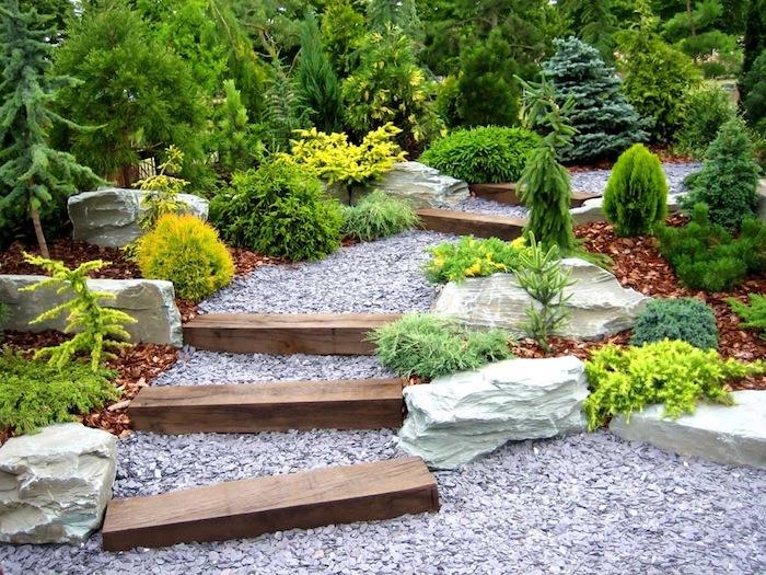 vrtna ideja, navdih za divjo naravo na dvorišču, majhna lesena in prodnata pot
