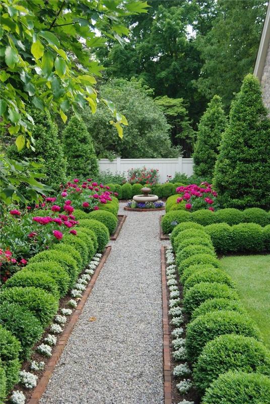 ideja vrtne dekoracije, prodnata pot na dolgem vrtu, majhen vodnjak v središču zen vrta