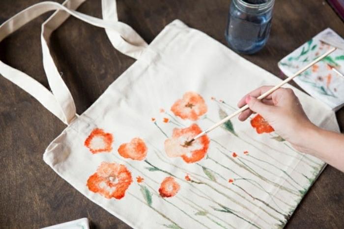 Lavori artigianali con dei colori per tessuti, borsa her la spesa decorata con dei disegni
