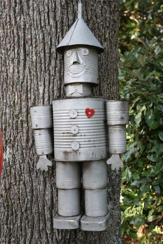 teneke kutularda asılı robot