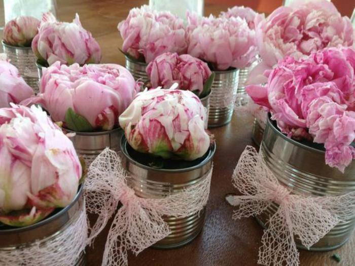 teneke-kutu-orijinal-şeritler-vazolar-ve-pembe-peonies