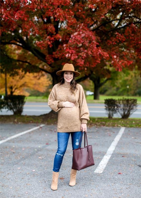 ohlapen model puloverja v bež barvi za ženske, ideja za nosečniška oblačila, obleka za nosečnice v kavbojkah in puloverju