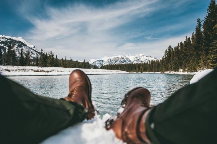 bir kış manzarası fotoğrafı ile fikir duvar kağıdı pc, karla kaplı tepelere doğru manzaralı bir gölün kenarında dinlenme görüntüsü