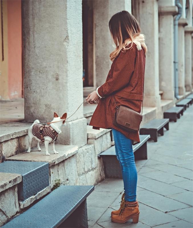 elegantna obleka v kavbojkah v kombinaciji s plaščem s kapuco iz umetnega krzna in gležnjarji z visoko peto v kamelji barvi, pričeska z dolgimi ombre lasmi
