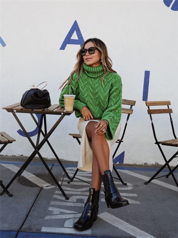 bej etek ve siyah deri yarım çizmeler ile büyük yeşil kadın kazak şık kış kadın kıyafeti, trendy kadın moda 2019